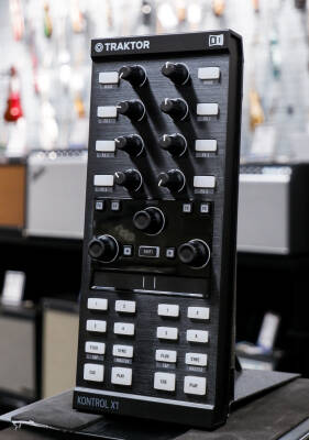 Native Instruments Traktor Kontrol X1 MKII DJ Controller